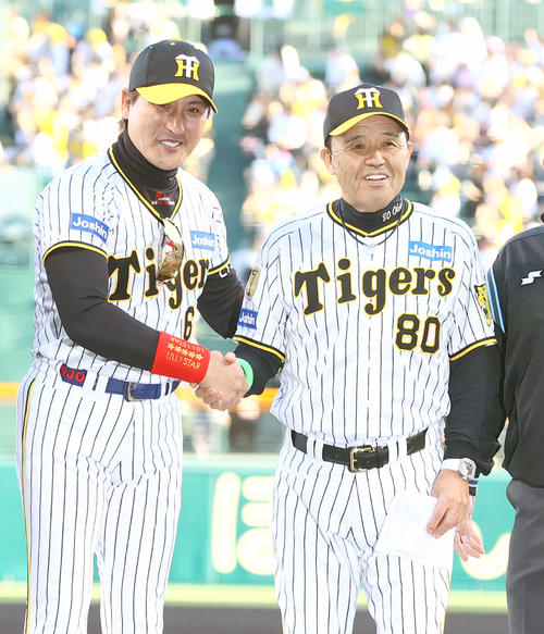 日本ハム】新庄監督が阪神ユニ姿！甲子園騒然 岡田監督とメンバー表交換 入団当時の背番号63｜記事｜日刊スポーツ｜朝日・日刊スポーツ for スゴ得